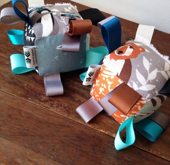 The Bird & Elephant – Engroshandel Klodser - Børn og baby – Bear Other Woodland Fabric Baby Taggie Block legetøjsgave3