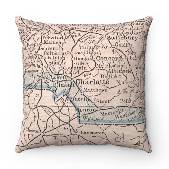 Coussin décoratif carte de Charlotte Caroline du Nord pour la vente par Daisy Mae Designs
