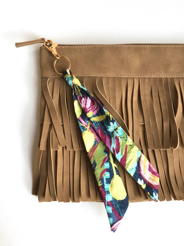 Portachiavi con sciarpa floreale lilla per la vendita all'ingrosso da parte di Lindsay Brook Designs