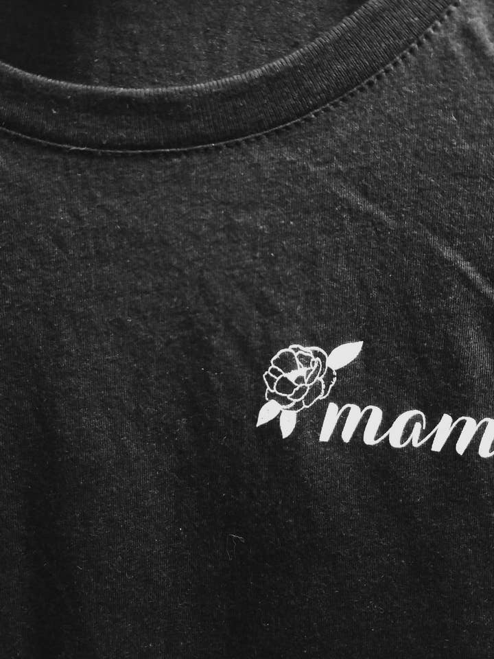 Donkergrijze bloemen Mama ronde hals voor wholesale door Petite Fleur Designs