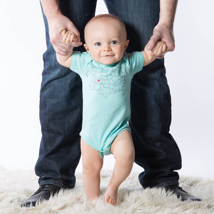 Baby-Body mit Staatenkarte | Chill | 18 Monate | Öko-Tinten-Druck für den Großhandel von Counter Couture