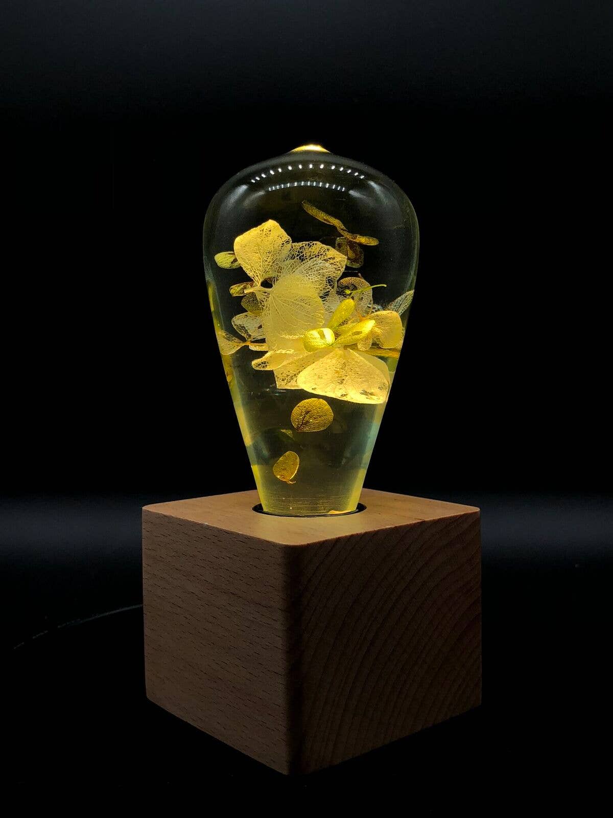 EP Design Lab - Wholesale Light Bulb/Puck - EP LIGHT Resin White Hydrangea Led Bulb6