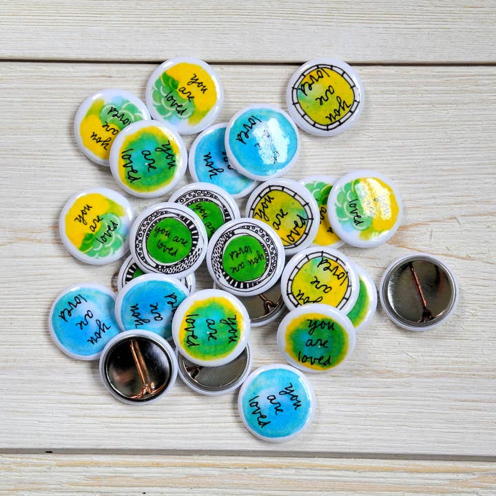 Du bist geliebt Knöpfe - Blau + Grün - 2,5 cm Durchmesser für den Großhandel von Silver Tree Art by Suzanne L. Vinson