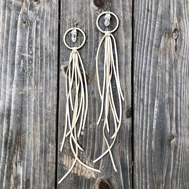 Hoepelkwastjes - helder kristal en crèmekleurig leer, lange oorbellen voor wholesale door ASTALI