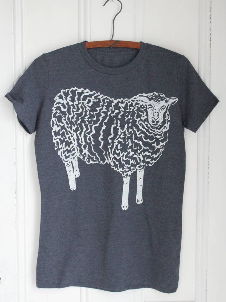 T-Shirt Femme Bio Mouton, Encre Blanche sur Bleu pour la vente par Hearth and Harrow