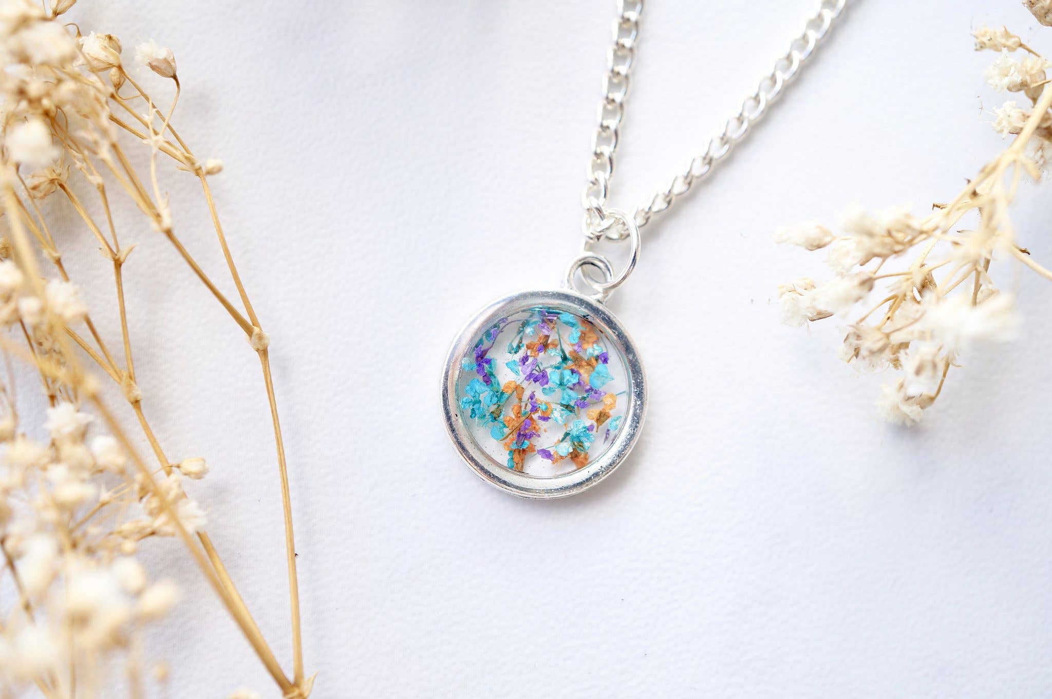 Ann + Joy – wholesale Hänge-/berlockhalsband – Silver Circle i orange, lila & blå verkliga torkade blommor i harts halsband - små2