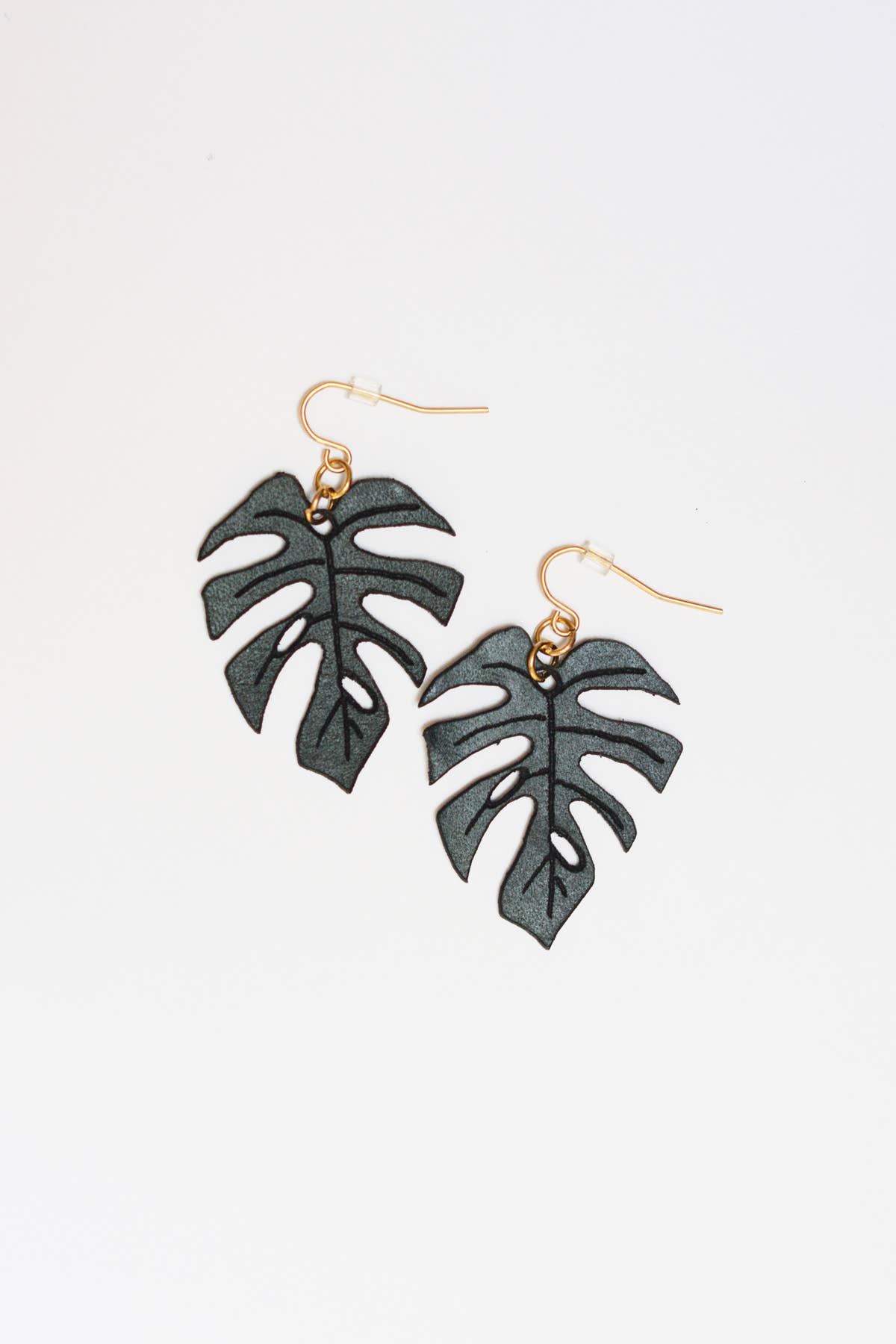 Stitch & Shutter - Wholesale Hangende/ronde oorbellen - Mini Monstera Leaf Oorbellen2