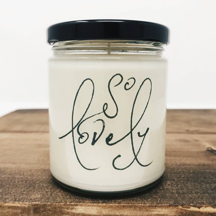 Bougie de soja parfumée So Lovely - Pot de 9 oz | Choisissez votre parfum pour la vente par Gathering Home Designs