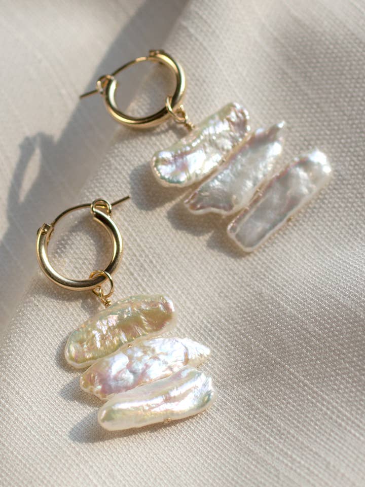 Créoles Sideways Biwa pour la vente par Christine Elizabeth Jewelry