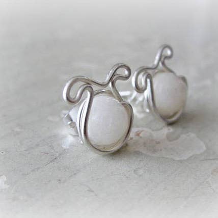 Boucles d'oreilles en forme de chien blanc et sterling pour la vente par Contempo Jewelry