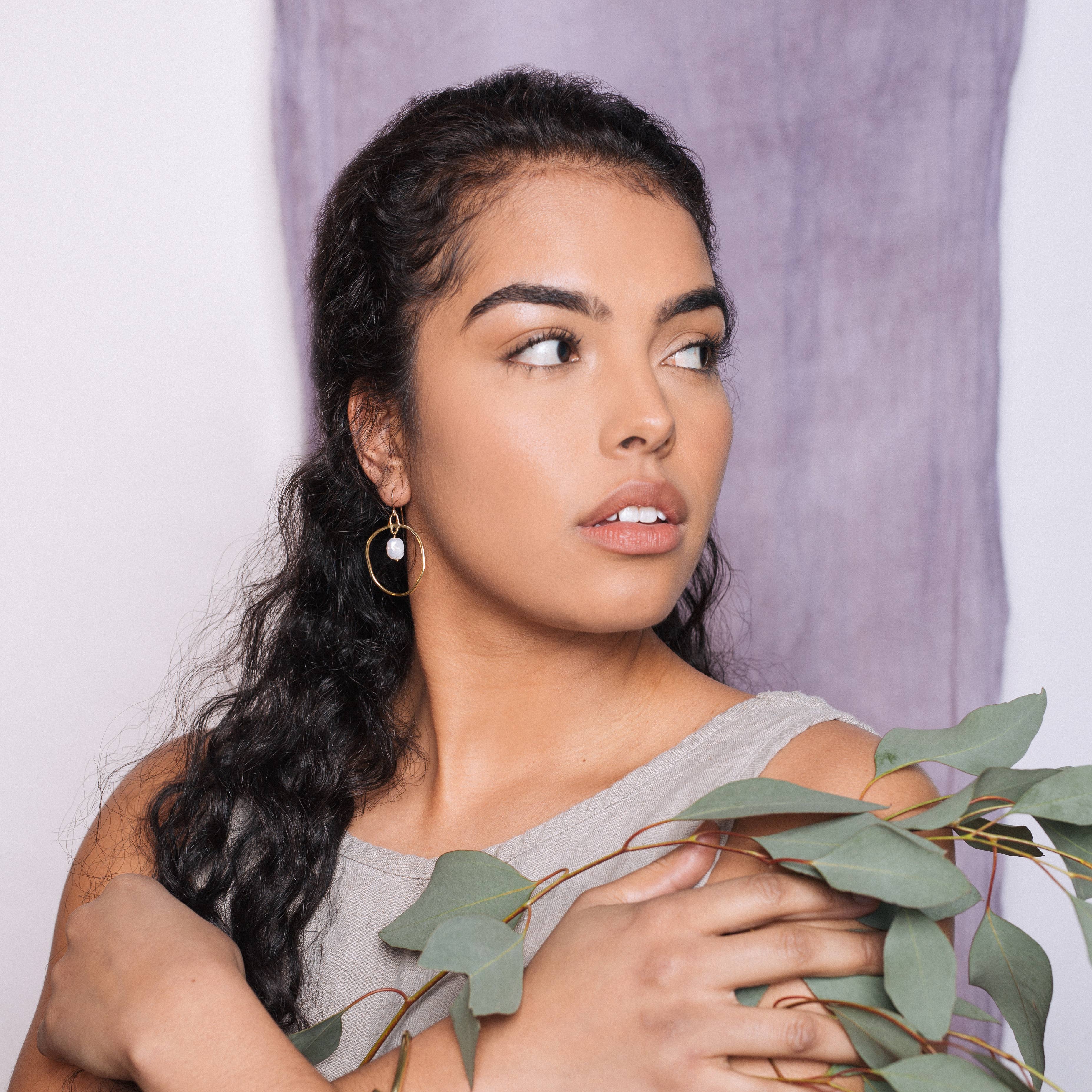 Goldeluxe Jewelry - Wholesale Hangende/ronde oorbellen - Pearl CALYPSO Statement Hoepeloorbellen4