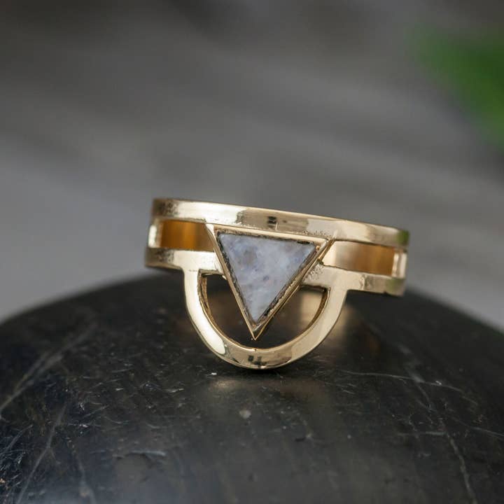 Anillo de trikona de latón Moonstone para venta al por mayor de Baizaar