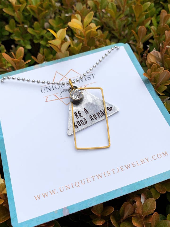 Collana con ciondolo «Be A Good» per la vendita all'ingrosso da parte di Unique Twist Jewelry