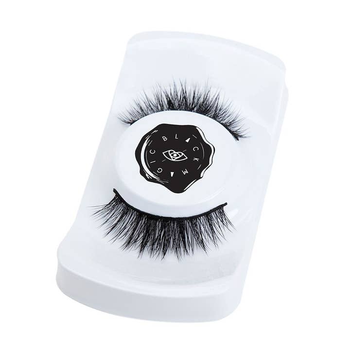 Alpha Girl Cils pour la vente par Rouge & Rogue