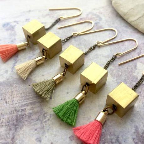 Boucles d'oreilles à pompon cube géométrique pour la vente par SORA DESIGNS