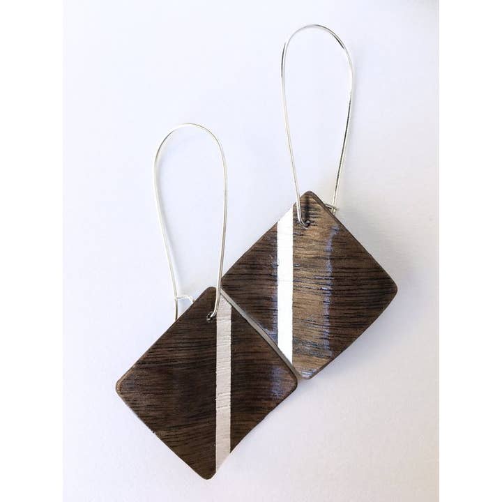 Boucles d'oreilles carrées en noyer ondulées avec rayures en argent pur pour la vente par Kohli Kraft