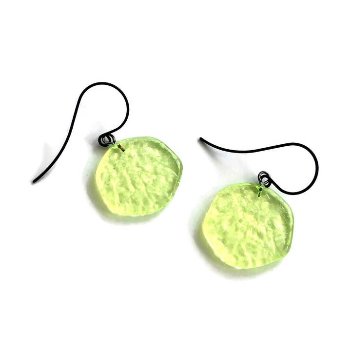 Brincos de gota Lucite “vitral” amarelo neon por atacado de Leetie Lovendale