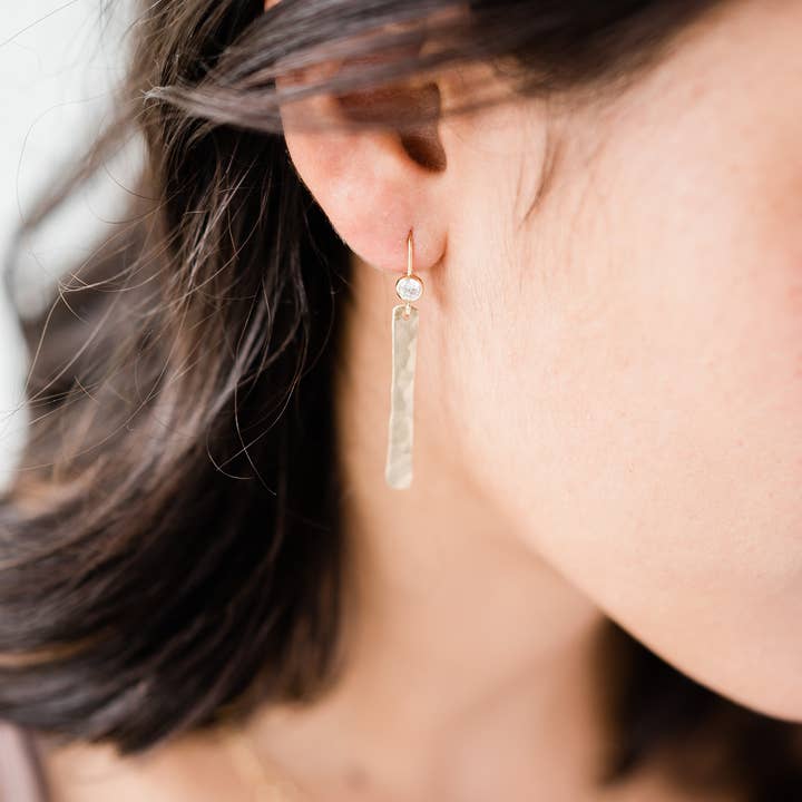 Pendientes colgantes de alambre Liv de oro relleno de 14K con topacio blanco para venta al por mayor de Bent by Courtney