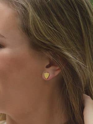 Boucle d'oreille bouclier en or pour la vente par Ex Voto