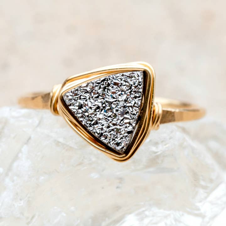 Triangel Druzy Ring - Platina för wholesale av Saressa Designs