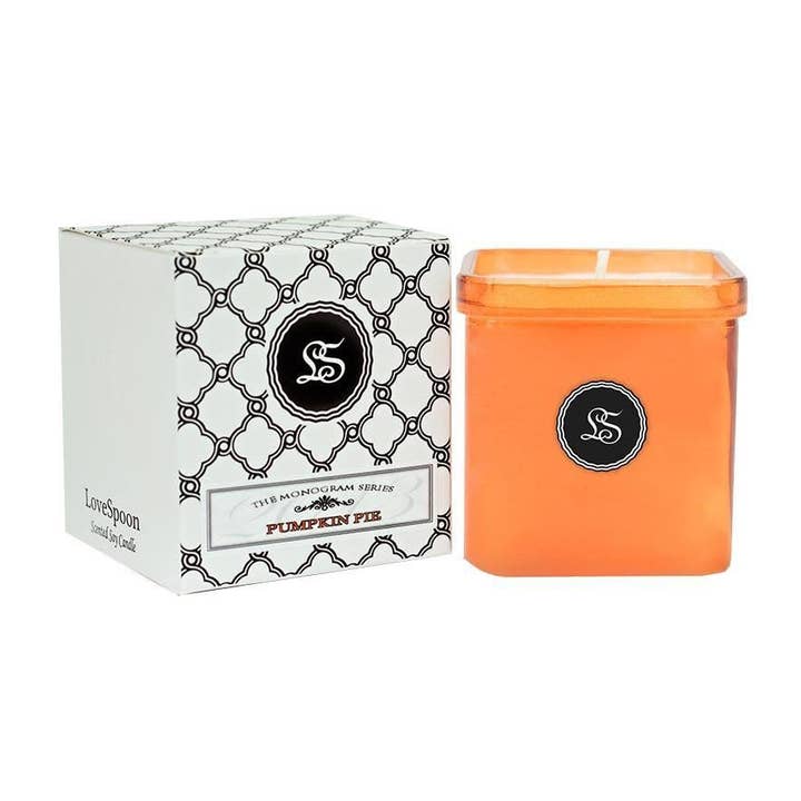 Pumpa Pie: Monogram serie för wholesale av Lovespoon Candles, Inc.