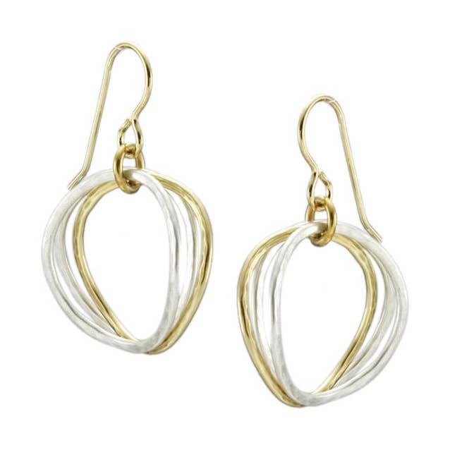 Golvende gehamerde ring oorbellen voor wholesale door Marjorie Baer