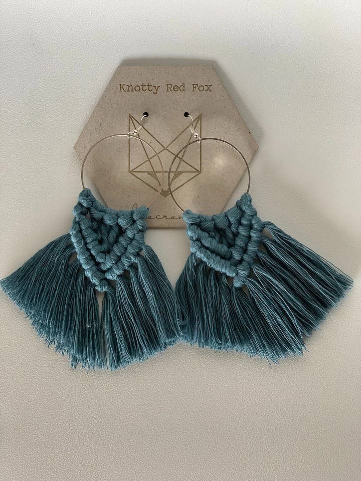Sterling zilveren Aria macramé oorbellen voor wholesale door Knotty Red Fox Macrame