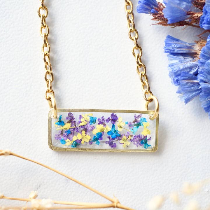 Collier en résine et fleurs pour la vente par Ann + Joy