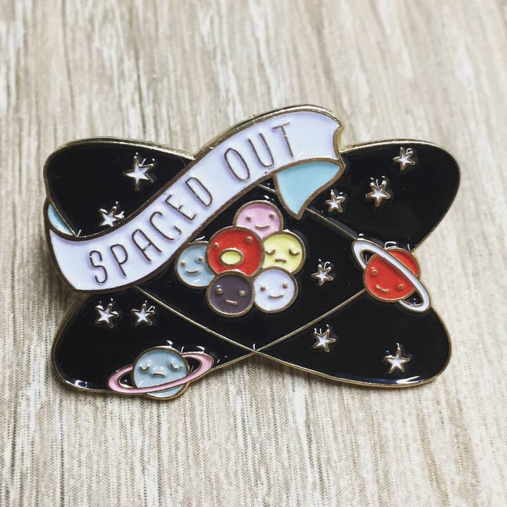 Planètes et atomes espacés émail épinglette pour la vente par ILOOTPAPERIE