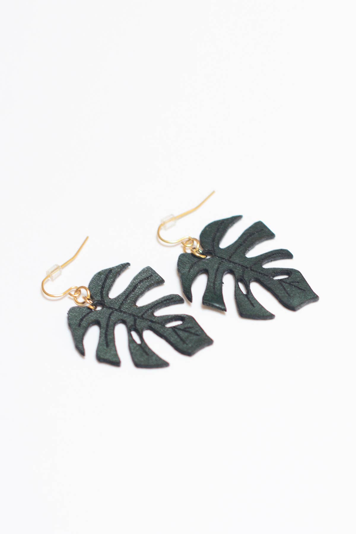 Stitch & Shutter - Wholesale Hangende/ronde oorbellen - Mini Monstera Leaf Oorbellen1