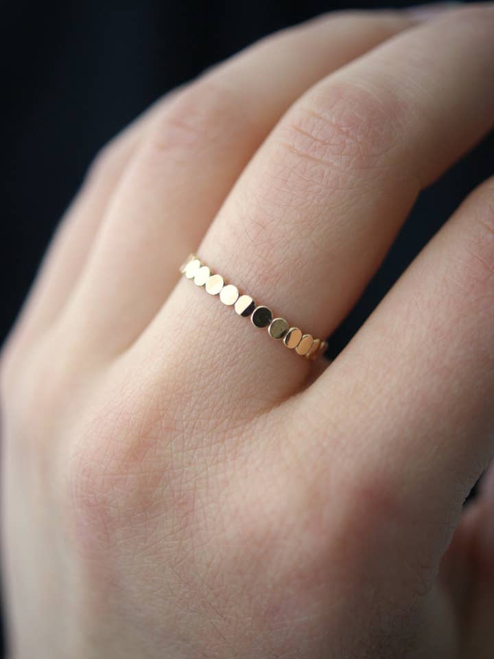 Bague en perles, plaqué or 14K pour la vente par Hannah Naomi