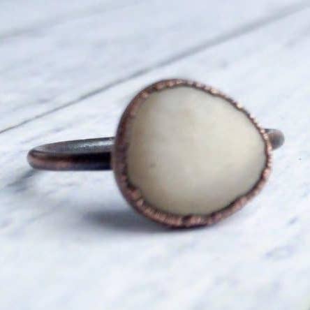 Biologische strandring met kiezelstenen in de uitverkoop voor wholesale door HAWKHOUSE