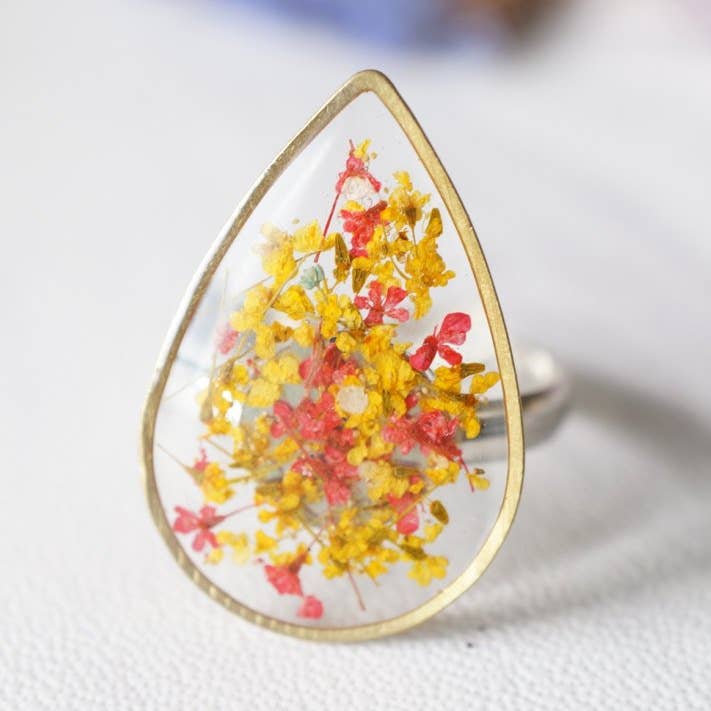 Ring i röda & gula Mix Real Pressade blommor i Harts för wholesale av Ann + Joy