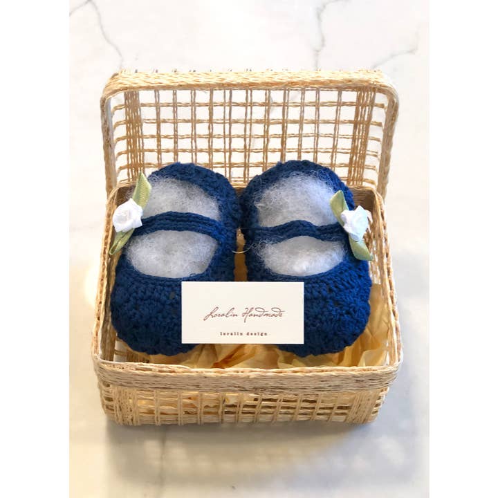 Mary Jane - Stivaletti all'uncinetto, colore: Navy e White Rose, in cestino per la vendita all'ingrosso da parte di Loralin Design