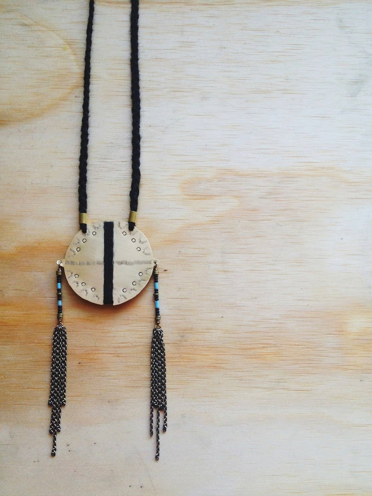 LUNASOL – Großhandel Kette mit Anhänger/Charm – Halskette aus gestempeltem Messing auf handgefärbter Leinenkordel1