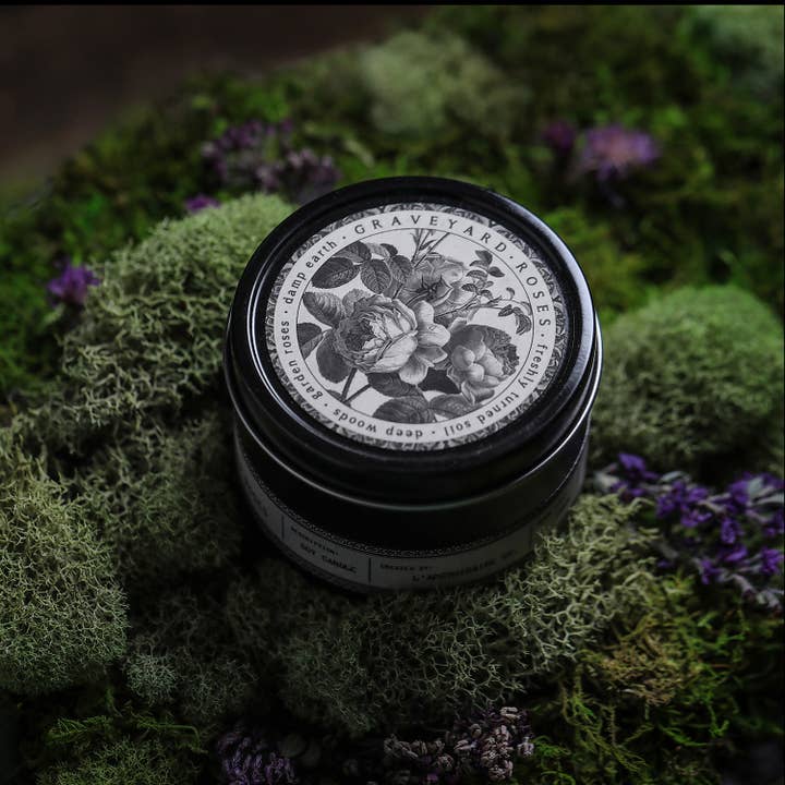 L'apothicaire Co. - Vendita all'ingrosso Candele da viaggio - NOIR | Cimitero Roses | Candela da viaggio da 225 ml