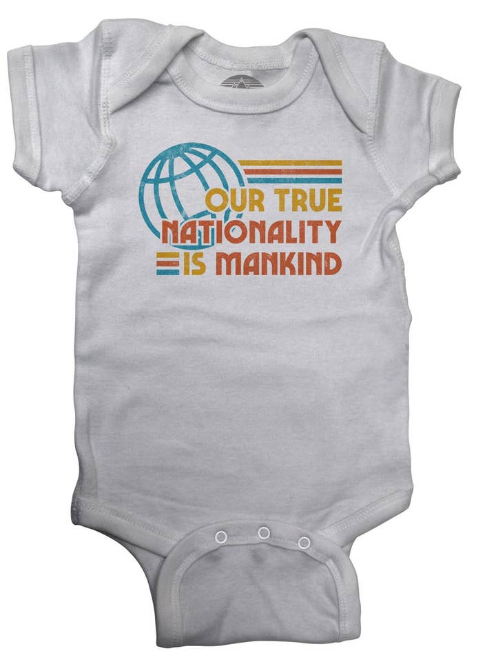 Vores sande nationalitet er menneskehedens Infant Bodysuit - Unisex Fit for engroshandel hos Boredwalk