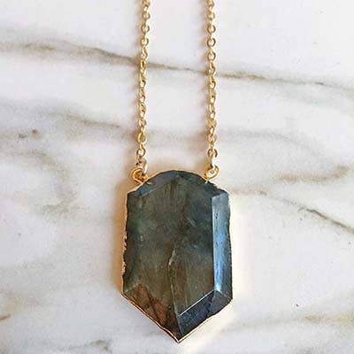 Labradorite sköld hänge för wholesale av Leslie Francesca Designs