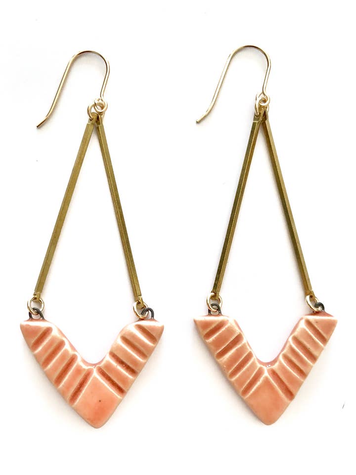 Boucles d'oreilles en forme de flèches gravées pour la vente par Leslie Ponder Studios