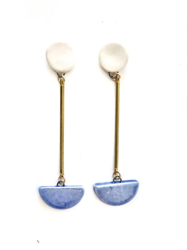 Boucles d'oreilles pendantes bleu denim pour la vente par Leslie Ponder Studios