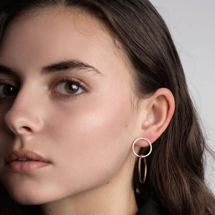 Gehamerde bronzen bijgebouw oorbellen voor wholesale door On a Limb Creative