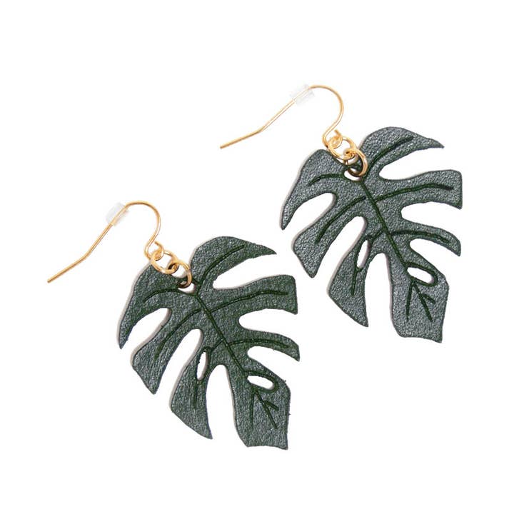 Stitch & Shutter – wholesale Dangle earrings – Mini Monstera Leaf Earrings0