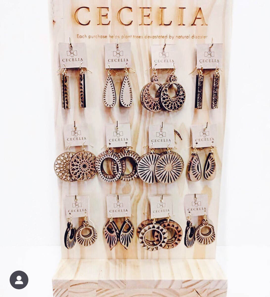 Cecelia Designs Jewelry – wholesale Smyckesmonter – Svängbar dubbelsidig örhänge Display1