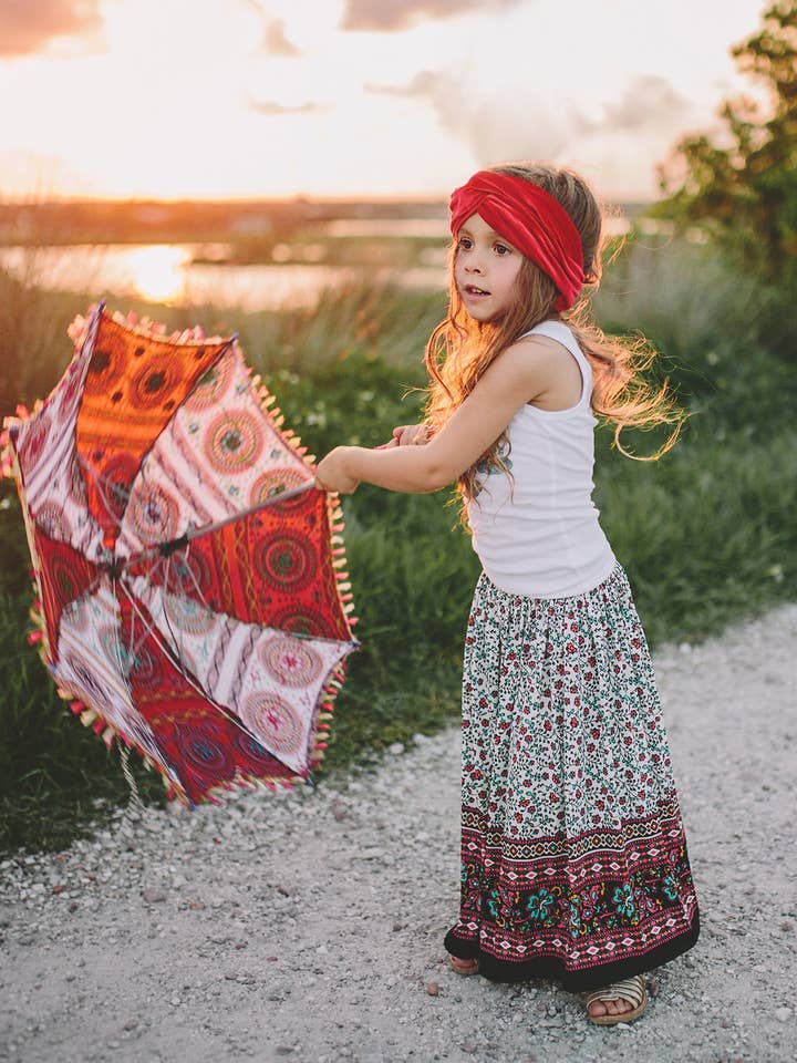 Jupe longue esprit libre noire et rouge pour la vente par Kapri Couture Bohemian