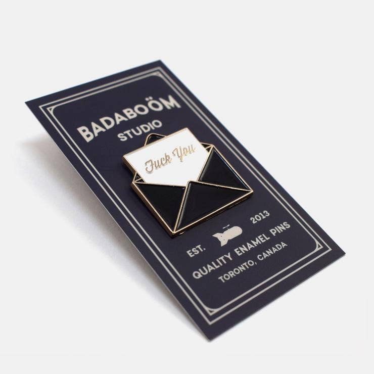 Badaboöm Studio – wholesale Nål och knapp för kavajslag – Fuck You - Emaljpin från Badaboöm Studio2