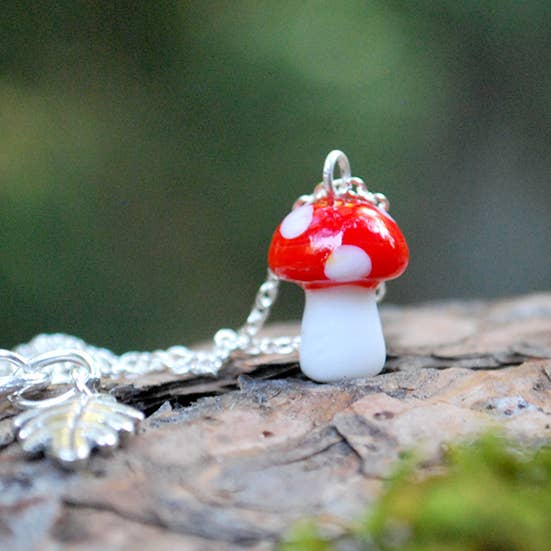 Collier à breloques en forme de champignon forestier rouge 45,7 cm pour la vente par Enchanted Leaves