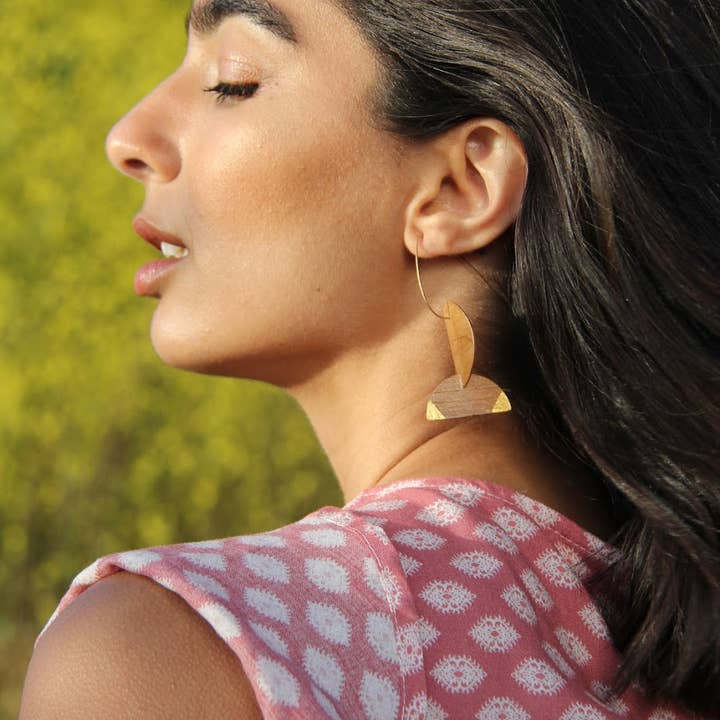 Körsbärsträ och 24k guld geometriska former örhängen för wholesale av Kohli Kraft