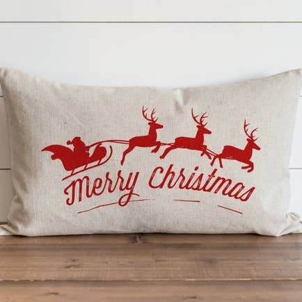 Copricuscino Merry Christmas con Babbo Natale e slitta per la vendita all'ingrosso da parte di Porter Lane Home