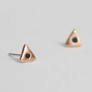 Massief bronzen kleine driehoekstuds voor wholesale door On a Limb Creative