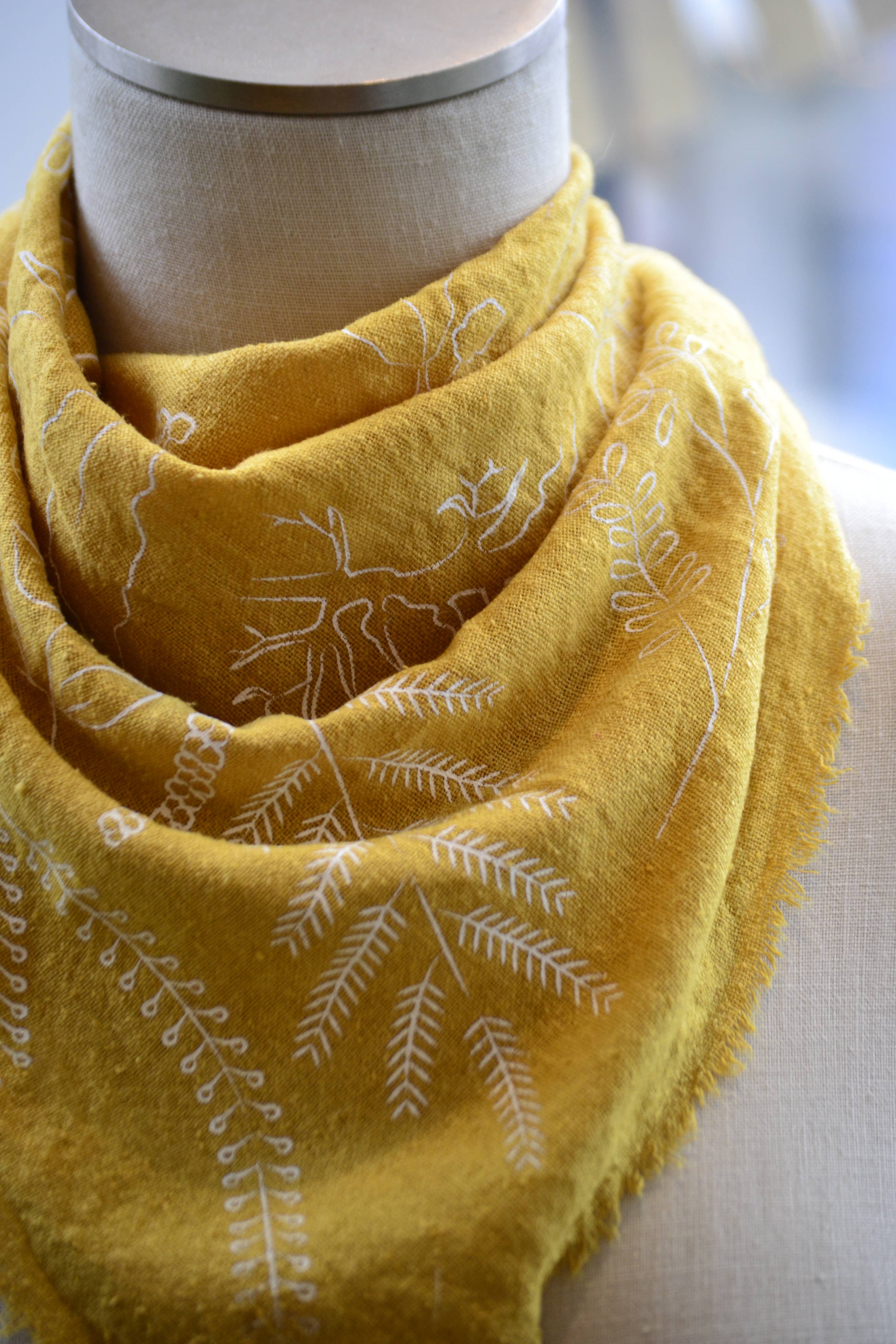 Eco Raw Studio - Wholesale Bandana - Dames - Desert Gold botanische print natuurlijk geverfde bandana (wit)5